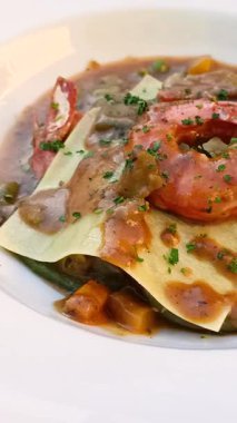 Sebzeli karides ve lazanya.