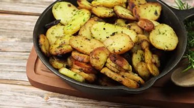 Sarladaise patatesleri, yakın plan, tavada.