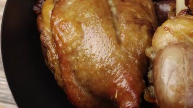 Ördek konfetişi, yakın, bir tavada