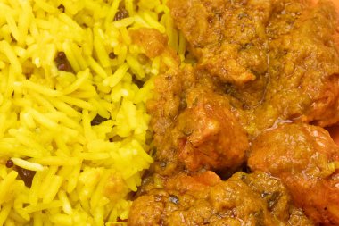 Biryani tavuğu ve kuru üzümlü pilav.