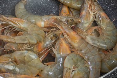 Karides pişirme, yakın plan, tavada.