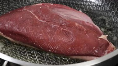 Tavada pişmiş ördek göğsü.