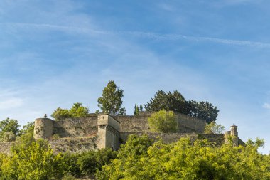 Mane, Alpes-de-Haute-Provence, Fransa - 05242025: Mane kasabasının manzarası