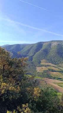 Fransa 'nın Vaucluse kentindeki Mont Ventoux yakınlarında bir dağ.