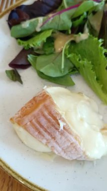 Bir tabak peynir, salata ve ekmek.