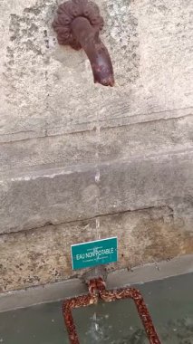 Çeşmeden akan su, Fransızca yazılan içilemeyen suyla birlikte.
