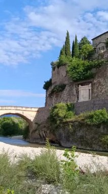 Vaison-la-Romaine kasabasındaki Roma köprüsü