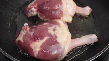 Ördek bacağı, yakın plan, tavada yemek pişirme.