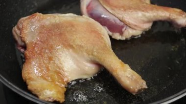 Ördek bacağı, yakın plan, tavada yemek pişirme.
