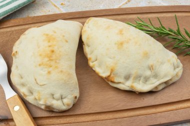 Masadaki küçük bireysel calzone pizzası