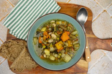 Sehpada sebze çorbası, yakın plan..