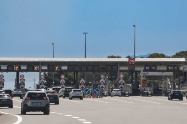 Hyres yakınlarındaki A8 otoyolu, Provence-Alpes-Cte d 'Azur, Fransa - 06282025: A8 otoyol gişesi