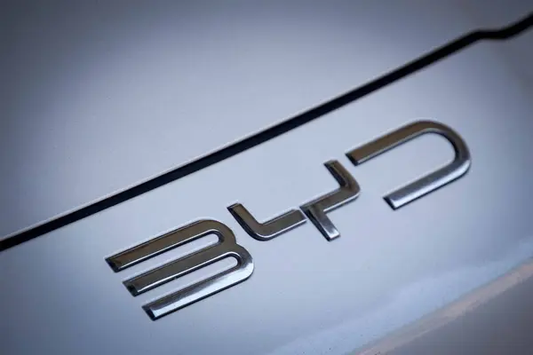 Le Grau du Roi, Occitanie, Fransa - 06232025: Çin markası BYD 'nin bir arabasının logosu, yakın plan