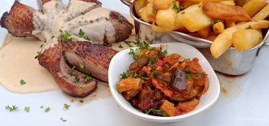 Ördek göğsü, sebze ve patates kızartması.