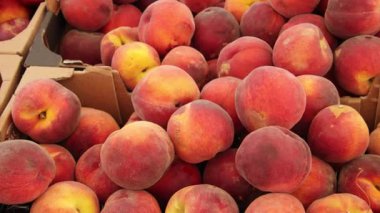 Pazarda içi şeftali dolu kutular