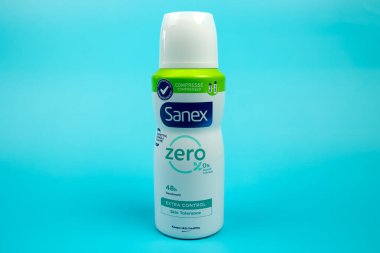 Vaison la Romaine - 01232025: Sanex Zero marka deodorant mavi arka planda izole edildi