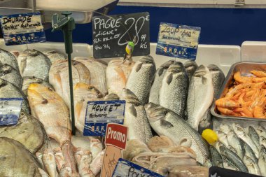 Markette taze balık ve deniz ürünleri tezgahı..