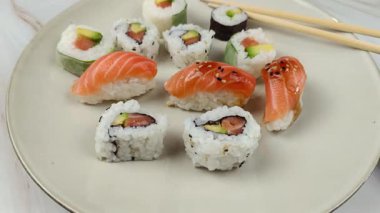 Suşi ve maki tabakta, yakın plan.