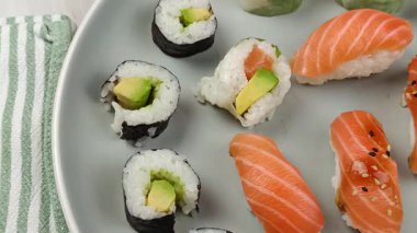Suşi ve maki tabakta, yakın plan.