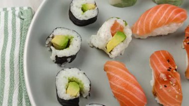 Suşi ve maki tabakta, yakın plan.
