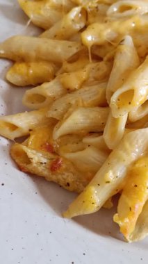 Erimiş peynirli lezzetli makarna graten.