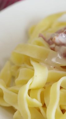 Bir tabak tagliatelle carbonara yakın plan.