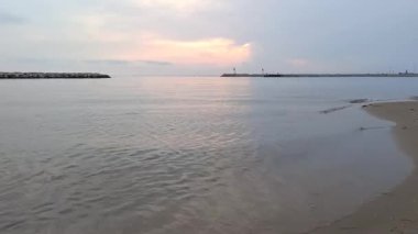 Akşamları Grau du Roi limanının girişine bakın..