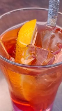 Spritz bardağına yakın plan.