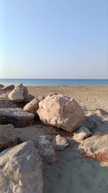 Huzurlu okyanus ufku taştan iskeletiyle.