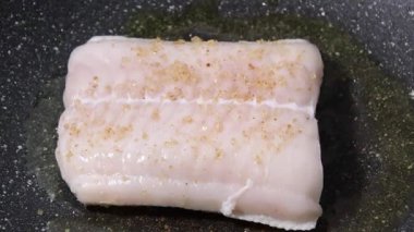 Tavada Beyaz Balık filetosunun yakın çekimi