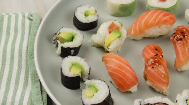 Taze somon balığı suşisi ve Maki çeşidi.