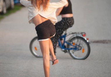 Zıplayan bir çocuk, etrafta oynayan ve egzersiz yapan çocuklar.