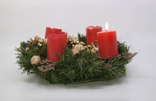 Adventskranz Mit Einer Brennenden Kerze Ersten Advent — Stockfoto