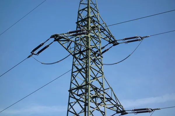 380Kvの送電線と電柱を備えたエネルギー供給 — ストック写真