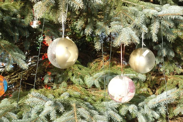 크리스마스 트리에 장식들 크리스마스 시간에 — 스톡 사진