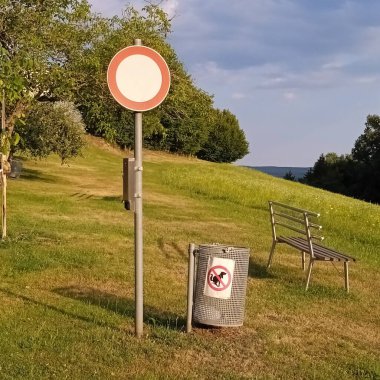 Yol şakımasına yasak, beyaz dolgulu kırmızı daire