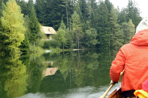 Каноэ Озере Хирцманском Водохранилище Штирии Австрия — стоковое фото
