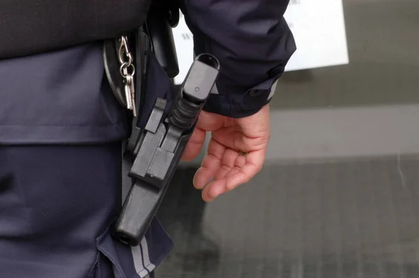 Офицер Полиции Полицейской Форме Своим Служебным Оружием — стоковое фото