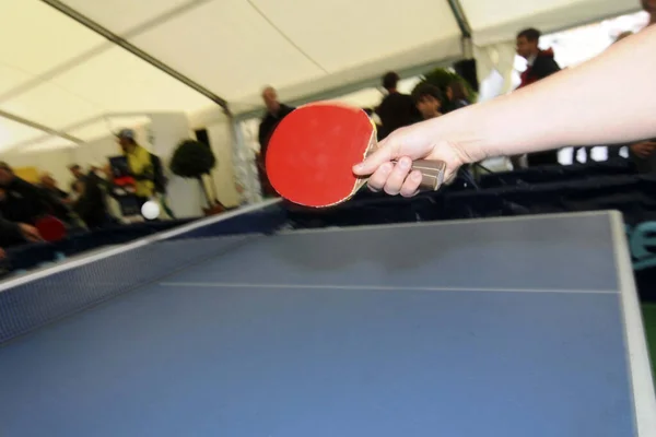 Jogar Jogo Ping Pong Uma Mesa Tênis Mesa — Fotografia de Stock