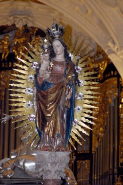 Meryem Ana 'ya hayranlık, heykel ya da Meryem Ana' nın simgesi.