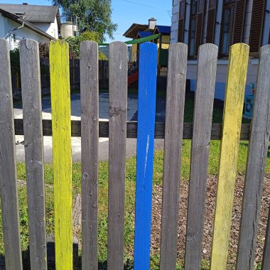 Tahta çit, diğer arazi ve mülkler için bir sınır.