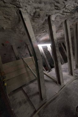 Taş tünel inşaatı sırasında bir dağda kazı, inşaat mühendisliği.