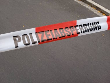 Bir kaza ya da suç mahallini korumak için polis bariyeri bandı
