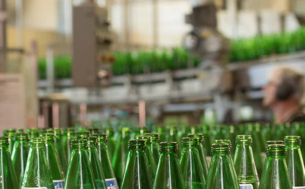 Víz Palackozása Zöld Palackokban Ipari Üzemben — Stock Fotó