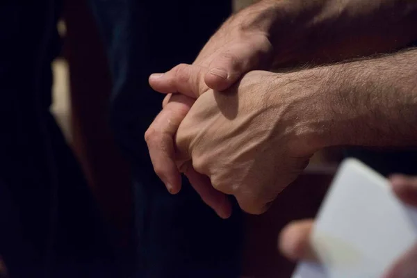 手と指で触ったり感じたり触ったりする感覚 — ストック写真