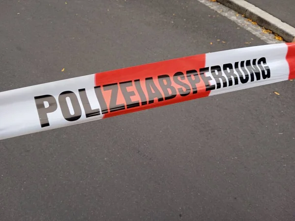 Absperrband Der Polizei Zur Absicherung Eines Unfalls Oder Tatorts Stockbild
