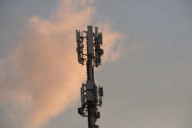 Cep telefonu ya da cep telefonu ağındaki baz istasyonu ve antenler