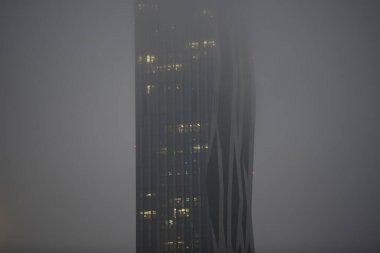 Şehirde yüksek bir bina, yaşam ve konut