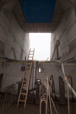 Yükseklerde çalışan insanlar için bir merdiven