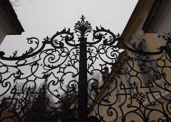 Σφυρήλατη Σιδερένια Πύλη Πόρτα Εισόδου Και Εξόδου — Φωτογραφία Αρχείου